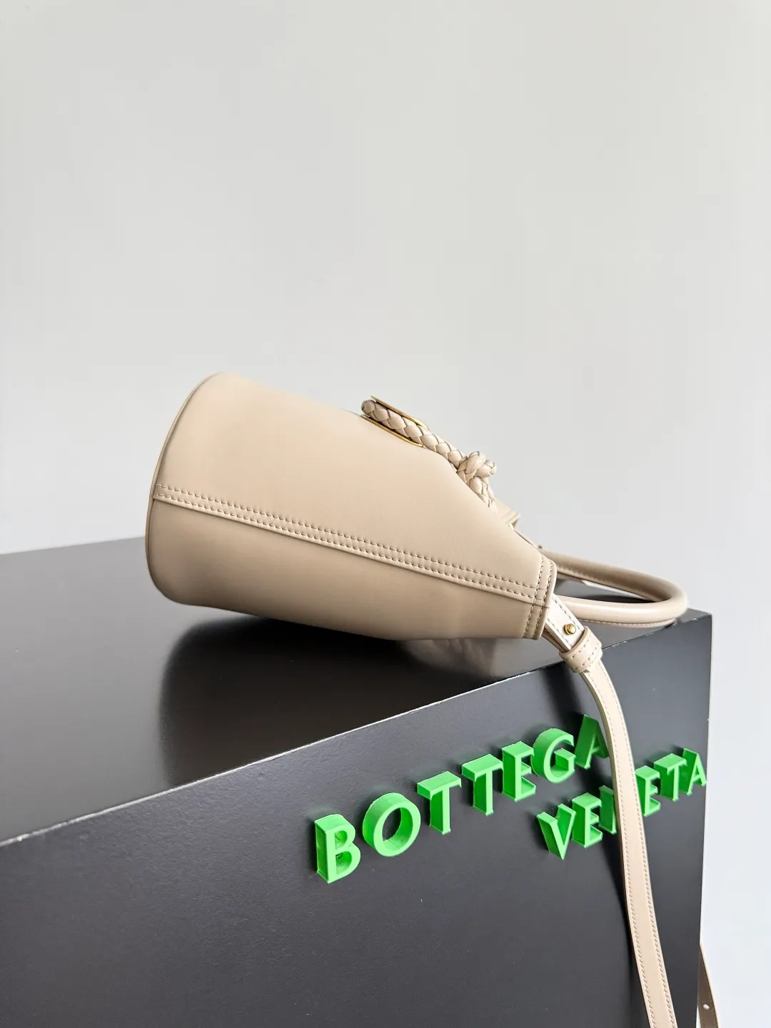 Batch 1620 BOTTEGA VENETA 2025 new women's LIBERTA small bucket bag The wind of "freedom" is still blowing towards summer🫧Unique bag shape and large enough capacity. This kind of small bag has always been very popular in summer. It can easily store essential items such as sunscreen and mini 5-fold umbrella when carrying it when going out. It uses braided knots and horseshoe buckle shapes. The metal ring is used for opening and closing, and the classic weaving is only used as an embellishment here, giving way to the simplicity of all-leather. It is a true combination of innovation and classics. It is also equipped with a detachable long shoulder strap. Friends who don’t like to carry it on the shoulder can only buy this bag and have more choices. Style number: 815244 Size: 22*18*15cm